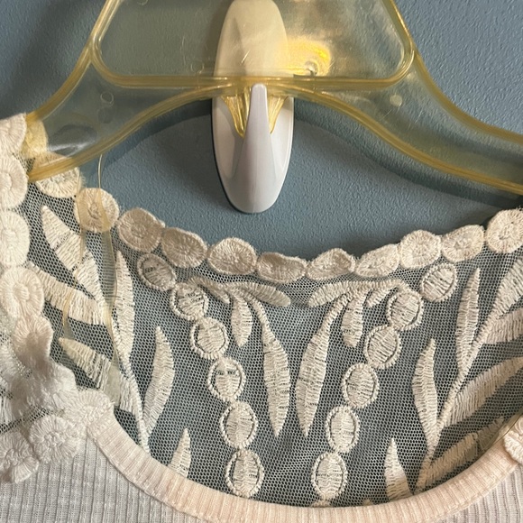 SELLING JOLT TOP FOR WOMEN SIZE M COLOR CREAM VERY GOOD CONDITION - Picture 12 of 13